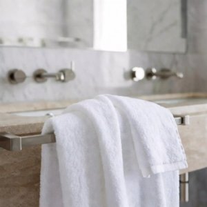 Toalha de banho lisa em Felpo 600grm.